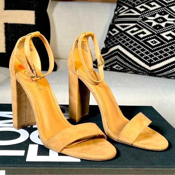 Women’s Candy Platform Heel Beige Suede Sandal Size 7 - Picture 3 of 9